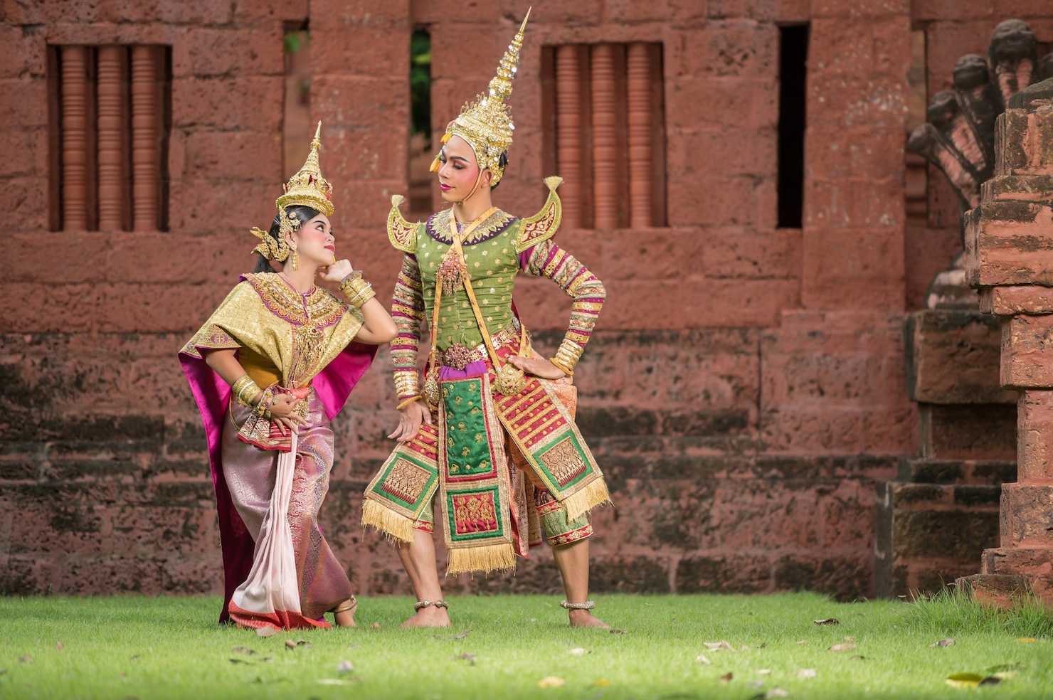 thailand-dancing-couple-masked-khon-performances-with-ancient-temple_1150-51645